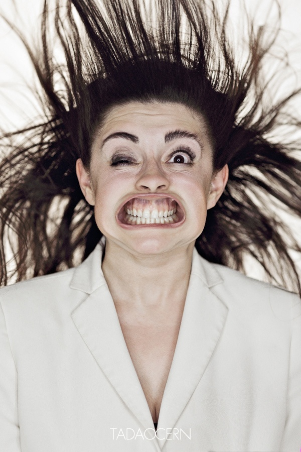 Des vents violent tournés vers le visage et clic : Tadao Cern